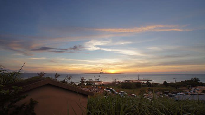 海洋博公園サマーフェスティバル2012：伊江島に沈みゆく夕陽：沖縄そばの本場、本部町